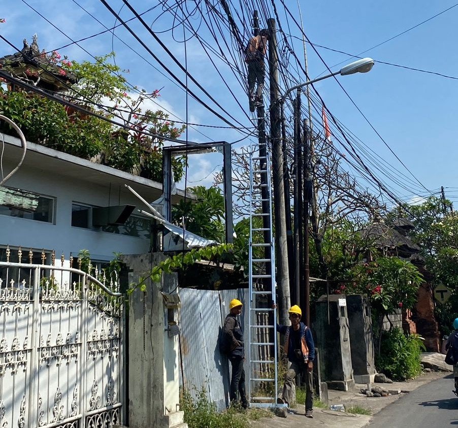 Dokumentasi Instalansi Tiang Bersama. <br> Instalasi Tiang Bersama telah dilakukan di Desa Adat Intaran sebagai langkah nyata dalam menata kabel-kabel fiber optic agar lebih rapi dan tidak mengganggu pemandangan.
          Upaya ini menjadi bagian dari komitmen Desa Adat Intaran untuk menciptakan lingkungan yang tertib, indah, dan modern tanpa meninggalkan nilai budaya lokal.
          